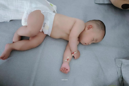 沅江六个月宝宝眼睛散光